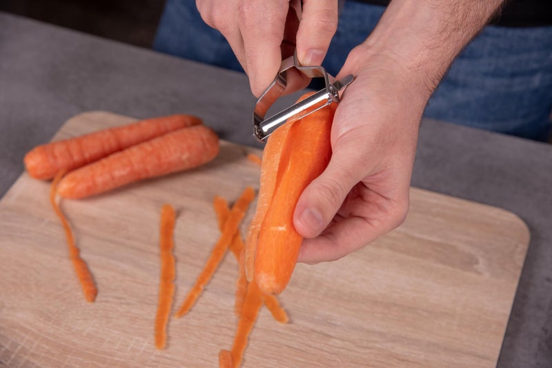 ARCOS Professional Chrome-Plated Peeler for Fruits and Vegetables. 5.5 Inch Stainless Steel Kitchen Tool for Precise Cutting. Chef's Gadget with Ergonomic Design. Silver Color - Image 5
